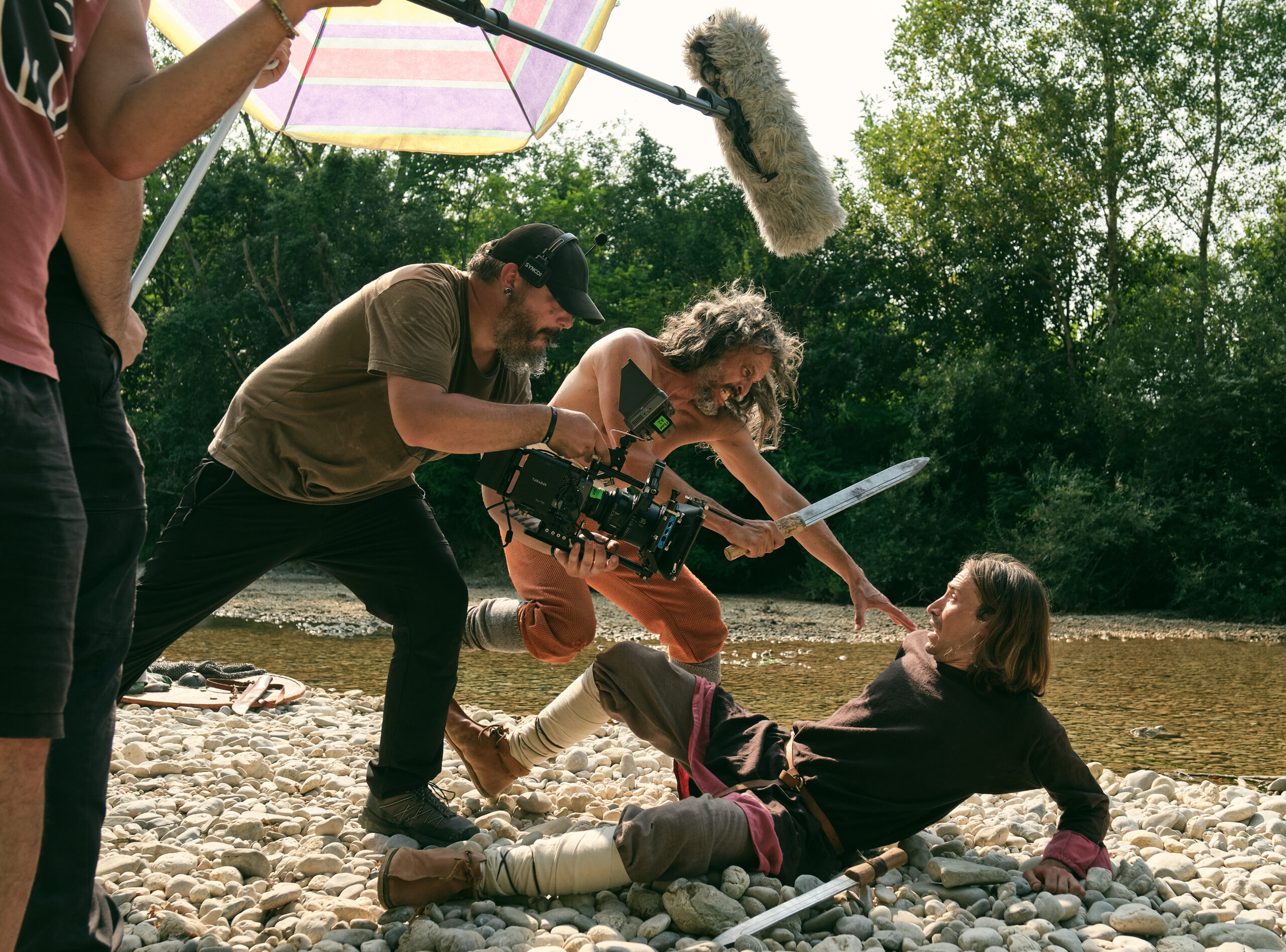 Attori sul set durante le riprese, esterno giorno