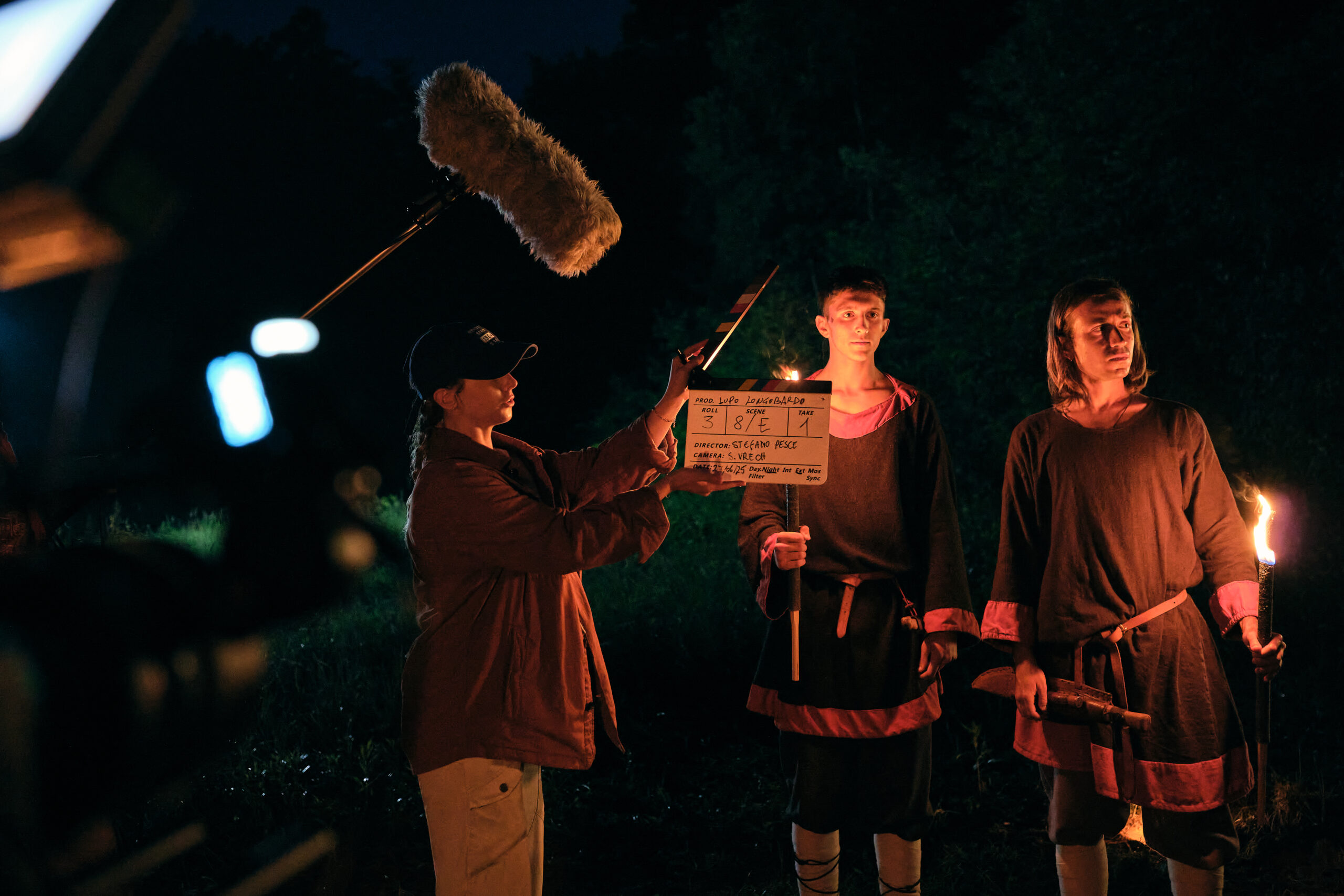 Grimoaldo e Rodoaldo sul set durante le riprese, esterno notte
