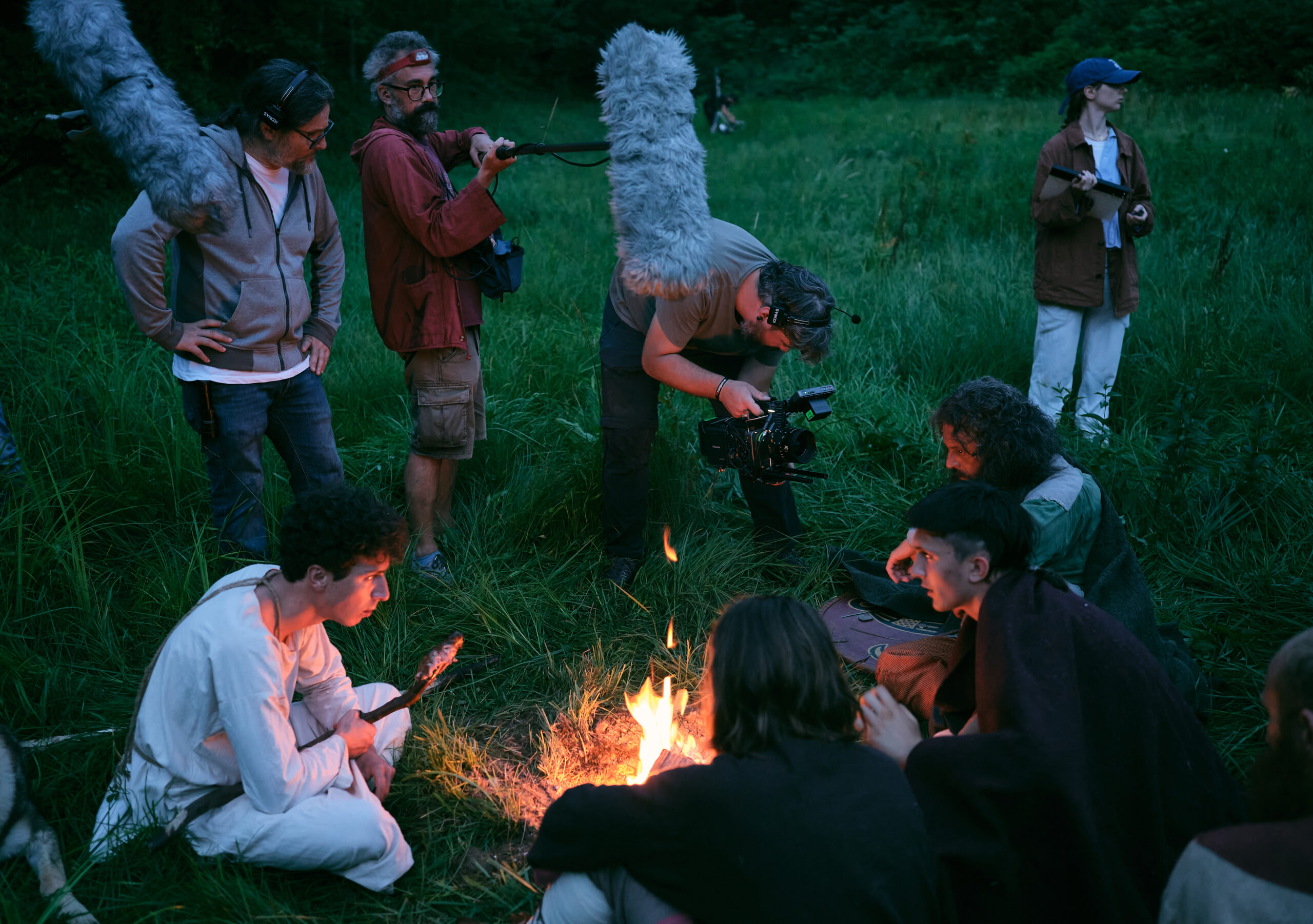 Attori sul set durante le riprese in notturna