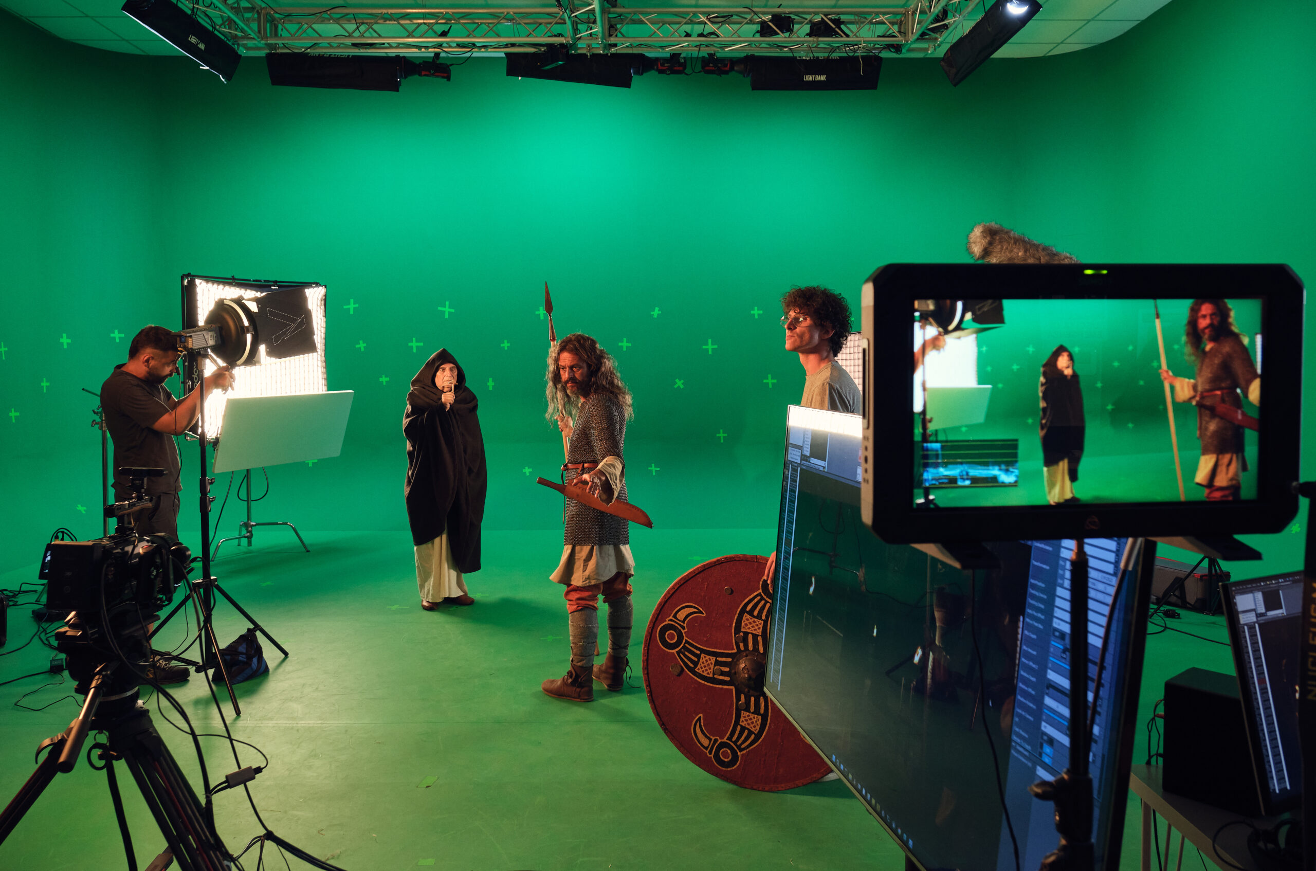 Attori sul set durante le riprese, tra cui Ariperto (Stefano Pesce)